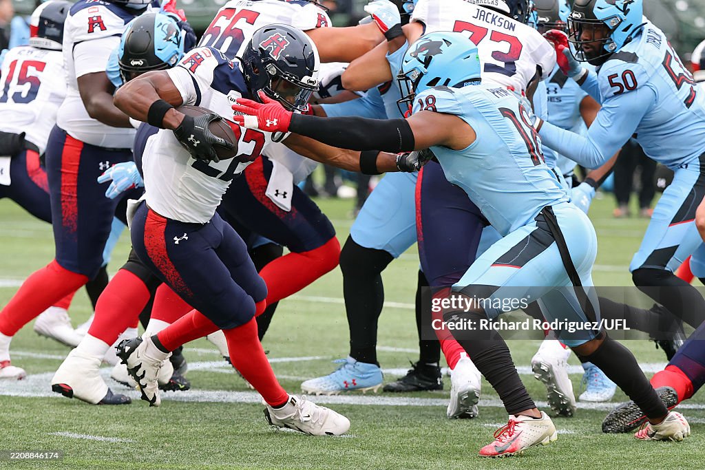 Houston Merritt Kirk Merritt of the Houston Roughnecks runs with the ball while being ...