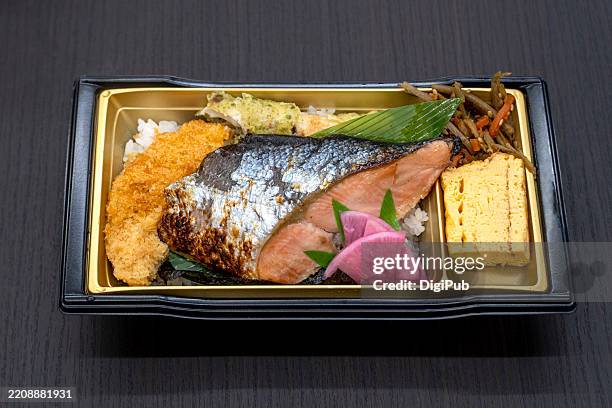 48-hour marinated silver salmon saikyo-yaki nori bento - dashimaki tamago fotografías e imágenes de stock
