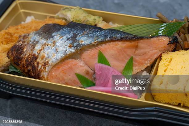 48-hour marinated silver salmon saikyo-yaki nori bento - dashimaki tamago fotografías e imágenes de stock