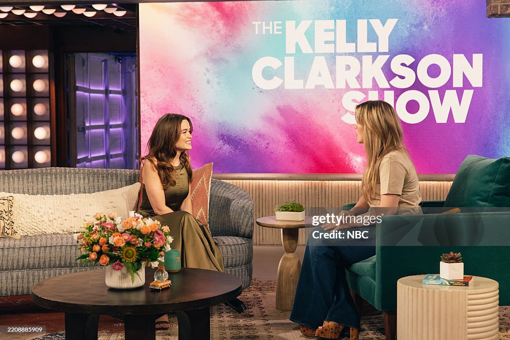 Kelly Rheault Sarah Catherine Hook, Kelly Clarkson -- News Photo - Getty Images