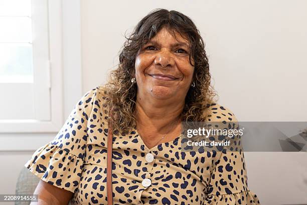 portrait d’une femme aborigène australienne d’âge moyen - seulement des femmes dâge moyen photos et images de collection
