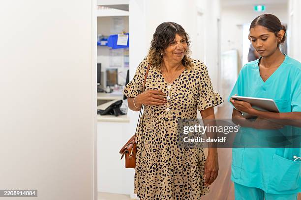 medizinisches personal der australischen aborigines hilft patienten - indigenes volk stock-fotos und bilder