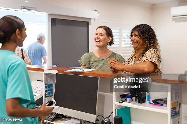 enfermera aborigen en la recepción de una clínica médica - lismore nueva gales del sur fotografías e imágenes de stock
