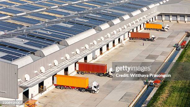 modern logistic center with trucks and solar panels on the roof - shipping container top view - fotografias e filmes do acervo
