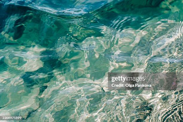 crystal clear water gently rippling in the sunlight - pureté photos et images de collection