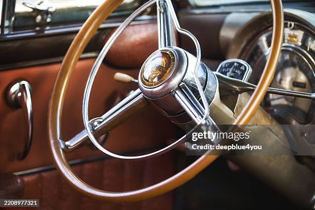 volant et tableau de bord d’une voiture chrysler classique des années 1950 - gear shift classic car photos et images de collection