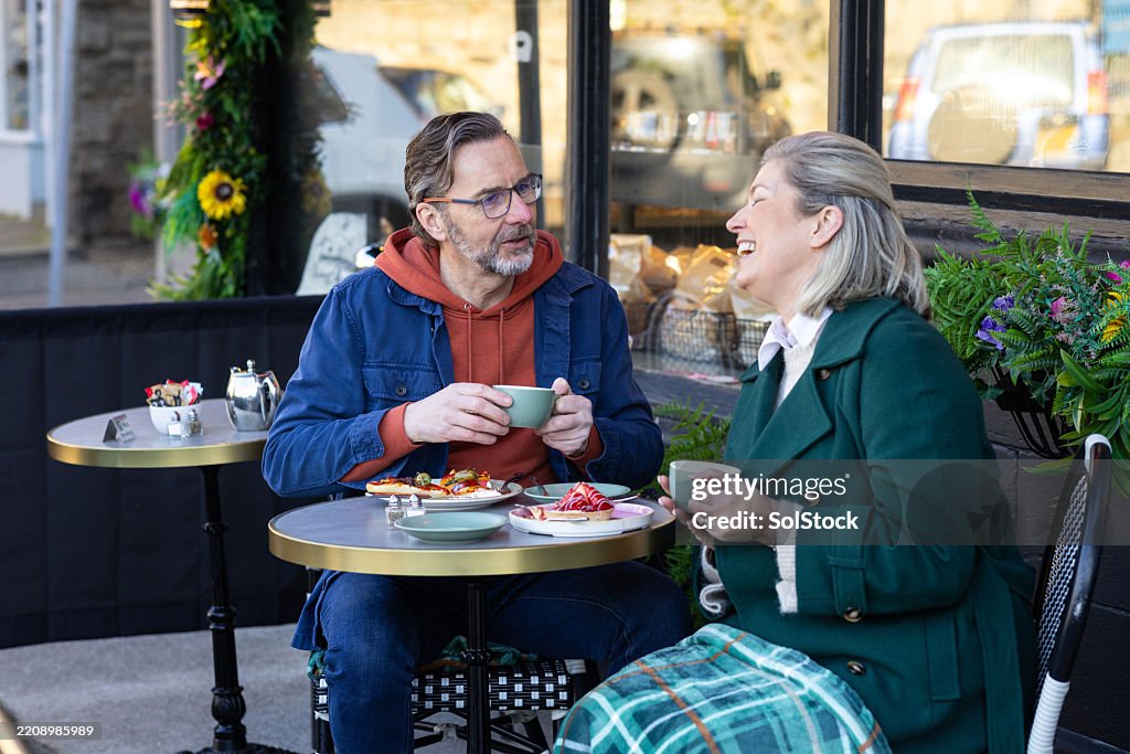 Alte Freunde, die sich freundschaftlich unterhalten