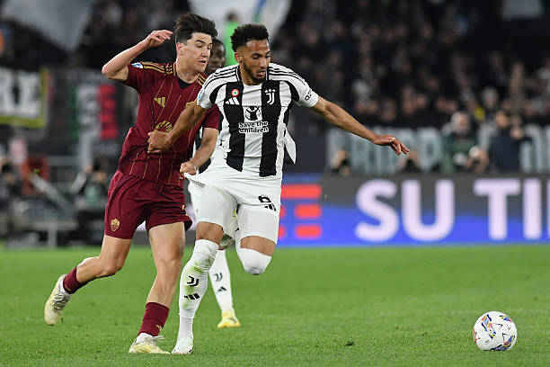 The Juventus player Lloyd Kelly and the Roma player Eldor Shomurodov during the Roma-Juventus match at the Stadio Olimpico. Rome April 06th, 2025