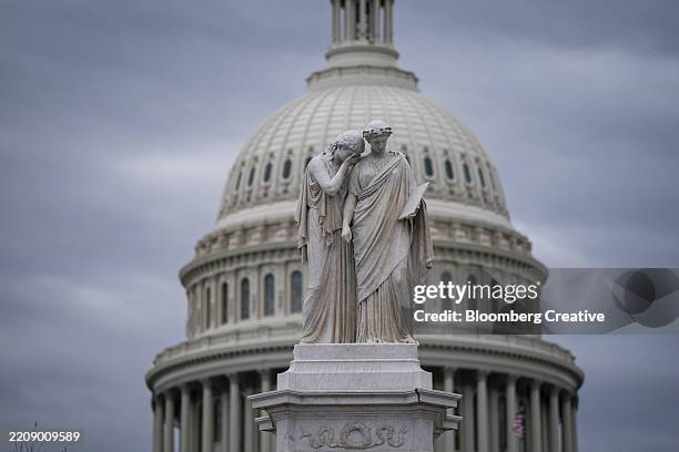 the peace monument outside the us capitol - congreso de los estados unidos fotografías e imágenes de stock