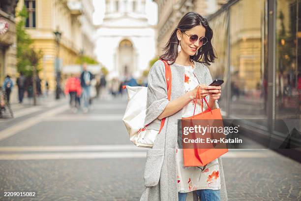 bella mujer pasar tiempo en la ciudad - clase alta fotografías e imágenes de stock
