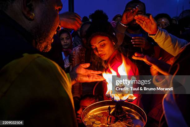 india, uttarakhand, haridwar, one of the nine holy cities of hinduism on the banks of the ganges, aarti ceremony - pilgrim stock pictures, royalty-free photos & images