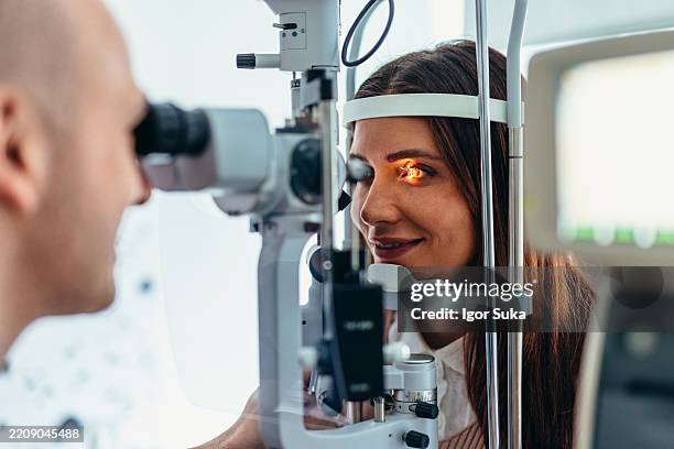 visita oculistica con apparecchiature mediche avanzate presso una clinica di optometria - ottico foto e immagini stock