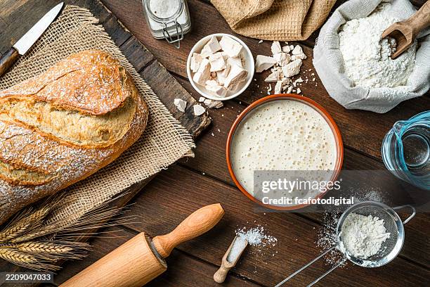 ingredientes para preparar pan casero disparado desde arriba. levadura, harina de trigo, agua y sal - ingrediente fotografías e imágenes de stock