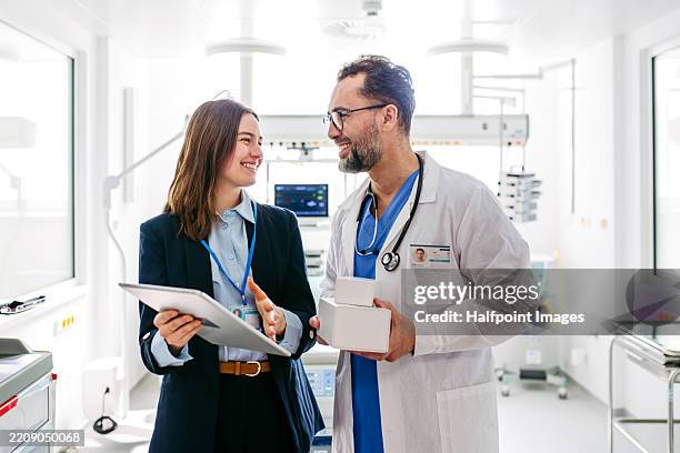 pharmaceutical sales respresentative talking with doctor. - medical sales representative stock pictures, royalty-free photos & images