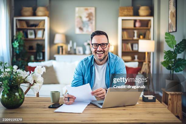 trabajar desde casa - redactor publicitario fotografías e imágenes de stock