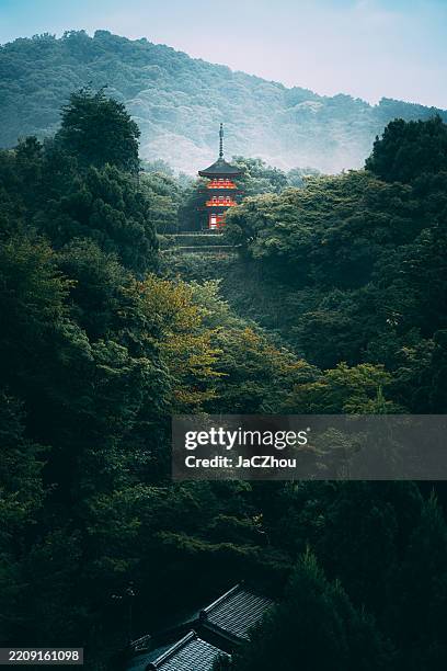 otowa wasserfall (kiyomizu-dera tempel) - japan tempel stock-fotos und bilder