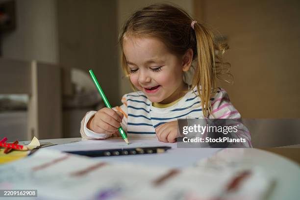cute little girl drawing at home - endast en flicka bildbanksfoton och bilder