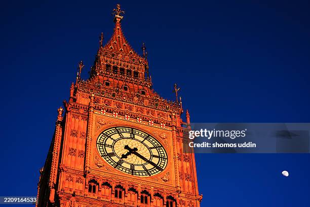 big ben - london - klokkentoren-met-wijzerplaat stockfoto's en -beelden