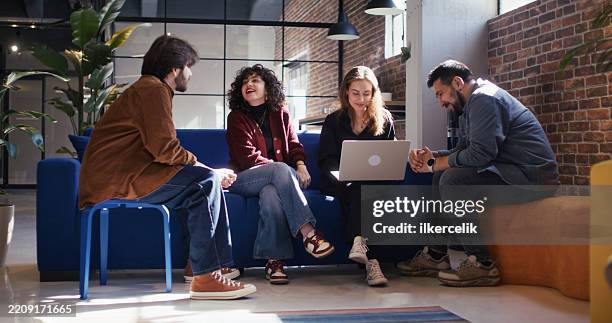 junge geschäftsleute beim brainstorming zu ihrem neuen projekt im büro - coworking stock-fotos und bilder