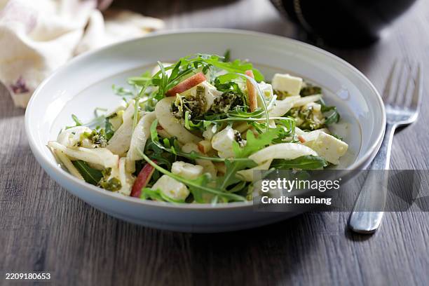 insalata di finocchi, mele e rucola - rucola foto e immagini stock