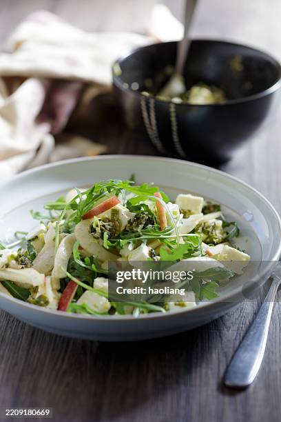 ensalada de hinojo, manzana y hojas de rúcula - ensalada verde fotografías e imágenes de stock