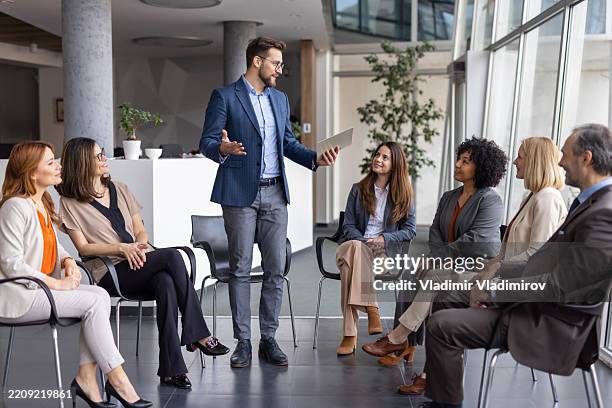 discussione di gruppo professionale in un ufficio moderno - servizio sociale foto e immagini stock