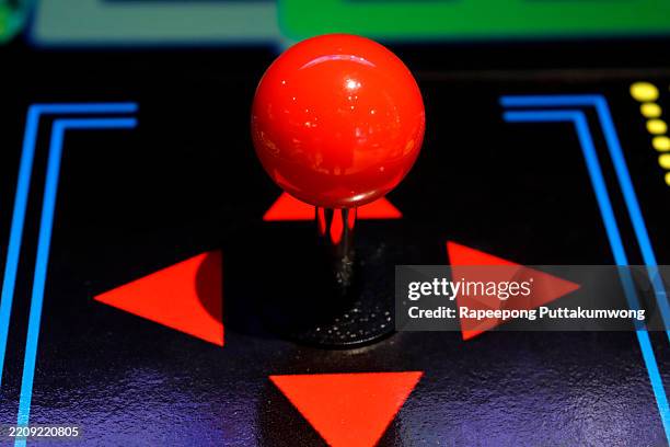 joystick of a vintage arcade video game - joystick photos et images de collection