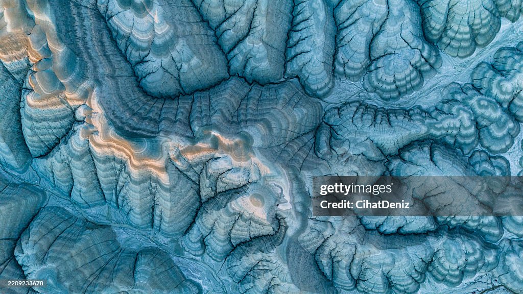 Bunte Hügel in Ankara Nallıhan. Tiefblaue Adern des Planeten