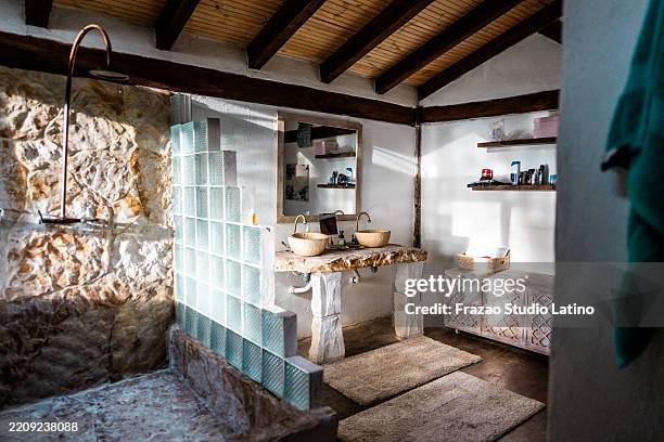 bathroom - casetta di campagna foto e immagini stock