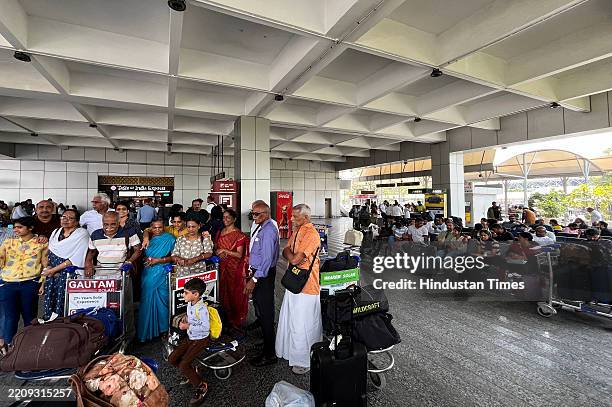 Delhi Queue 206 Temperature Soars In Delhi Stock Photos, High-Res Pictures, and ...