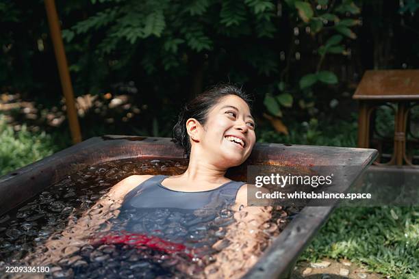 frauen, die die notwendigen schritte für die eisbadtherapie üben und sich mit den fingern die nase zukneifen, um den atem anzuhalten - den sprung wagen stock-fotos und bilder