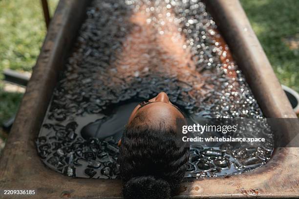 frauen, die die notwendigen schritte für die eisbadtherapie üben und sich mit den fingern die nase zukneifen, um den atem anzuhalten - den sprung wagen stock-fotos und bilder