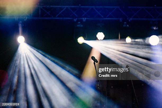 concert stage lights - luz de palco imagens e fotografias de stock