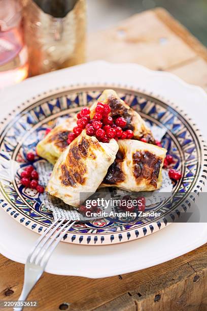 schwedische kohlrouladen mit preiselbeeren - kohlroulade stock-fotos und bilder