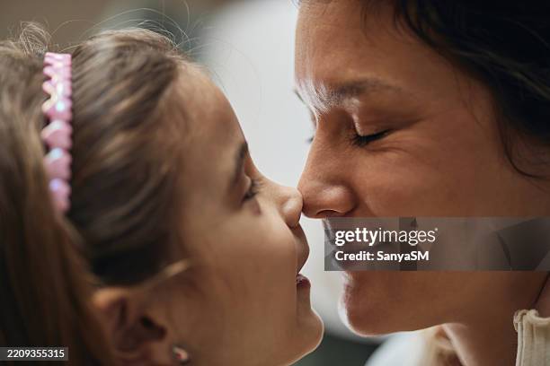 the real connection - eskimokus geven stockfoto's en -beelden