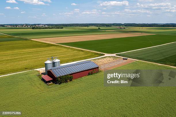 ländliche landschaft mit scheune - landwirtschaftliches gebäude stock-fotos und bilder