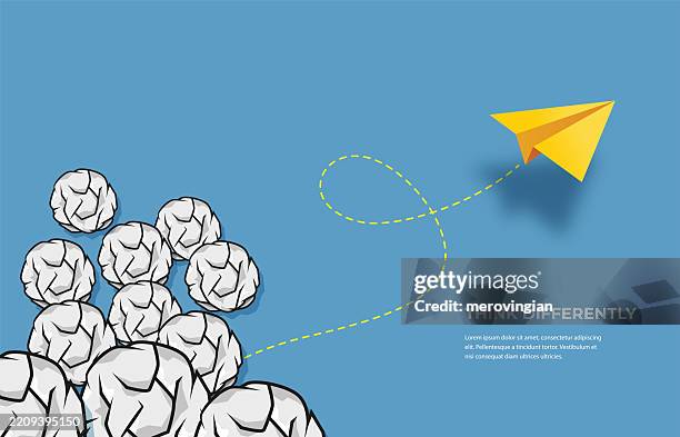 ilustraciones, imágenes clip art, dibujos animados e iconos de stock de avión de papel amarillo sobre bolas blancas arrugadas. concepto de creatividad único - avión de papel