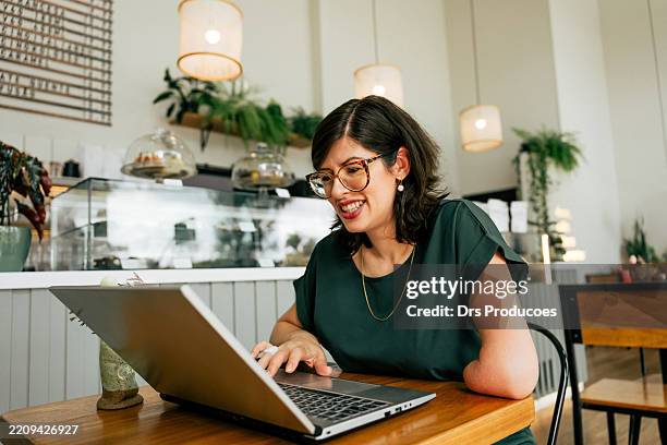 business woman working in coffee shop - arm amputee working stock pictures, royalty-free photos & images