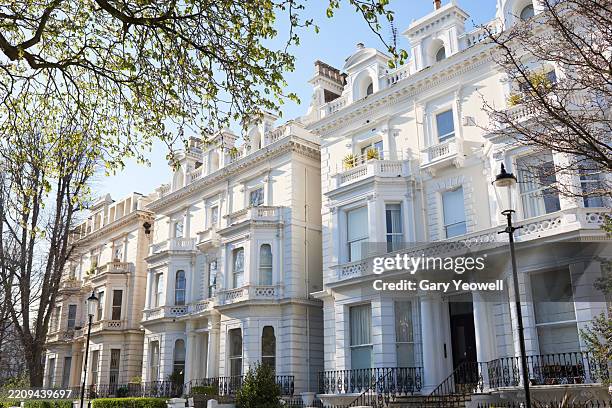 colourful townhouses in london - notting hill stockfoto's en -beelden