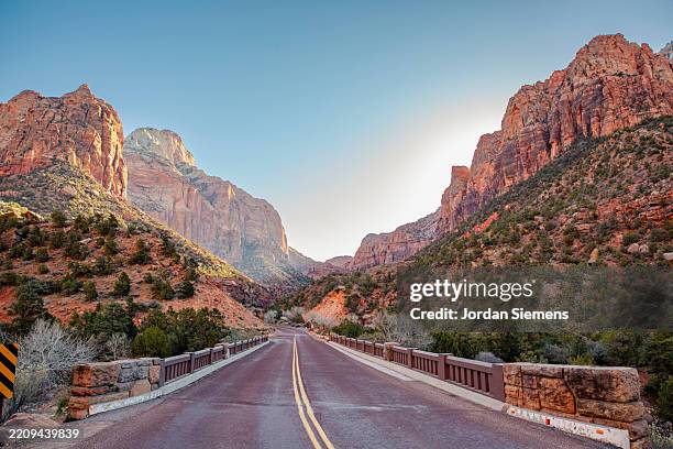 scenic view of a road in zion - parque nacional zion fotografías e imágenes de stock