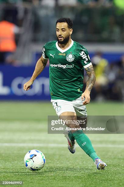 Felipe Anderson of Palmeiras controls the ball during the Copa CONMEBOL Libertadores 2025 Group G match between Palmeiras and Cerro Porteño at...