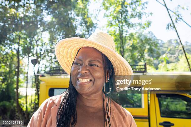 senior woman arriving at travel destination in yellow songthaew taxi - liste von sachen die man vor seinem tod machen möchte stock-fotos und bilder
