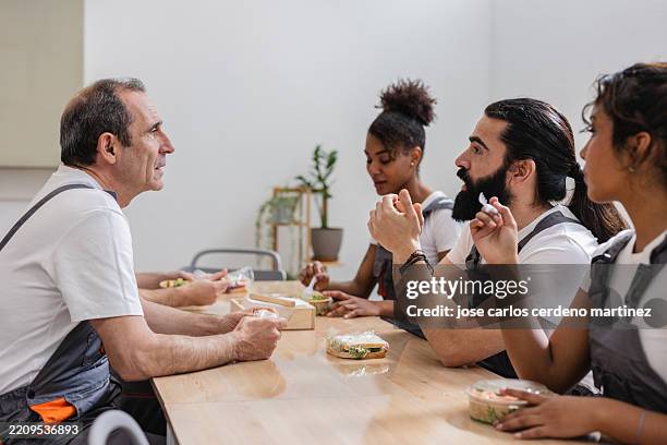 construction workers having lunch break and discussing project - workmen lunch stock pictures, royalty-free photos & images