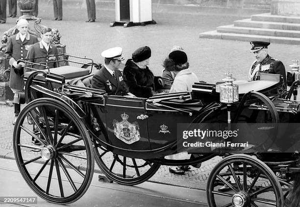 Spanish King Juan Carlos de Borbon during his trip to Netherlands arrives by carriage at the Royal Palace with the Queen Juliana , The Hague, 1980
