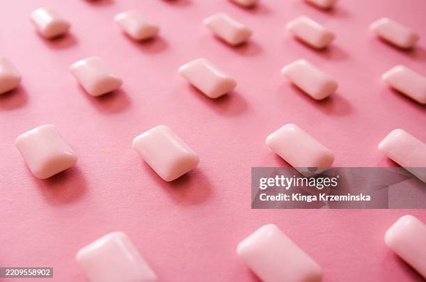 chewing gum - kauwgom stockfoto's en -beelden