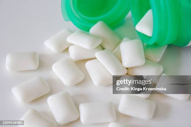 chewing gum - kauwgom stockfoto's en -beelden