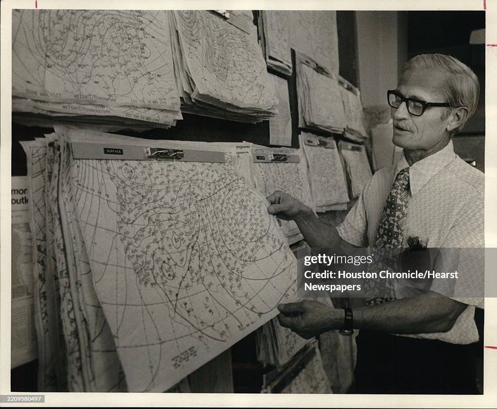 1975 Press Photo National Weather Service Meteorologist Erin Volbrecht