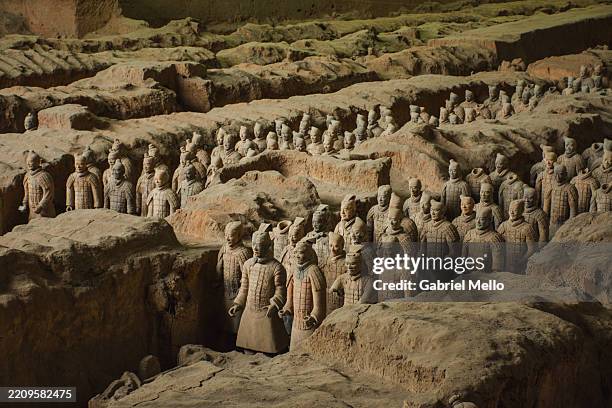 terracotta warriors and horses of qin dynasty - terrakotta armee stock-fotos und bilder
