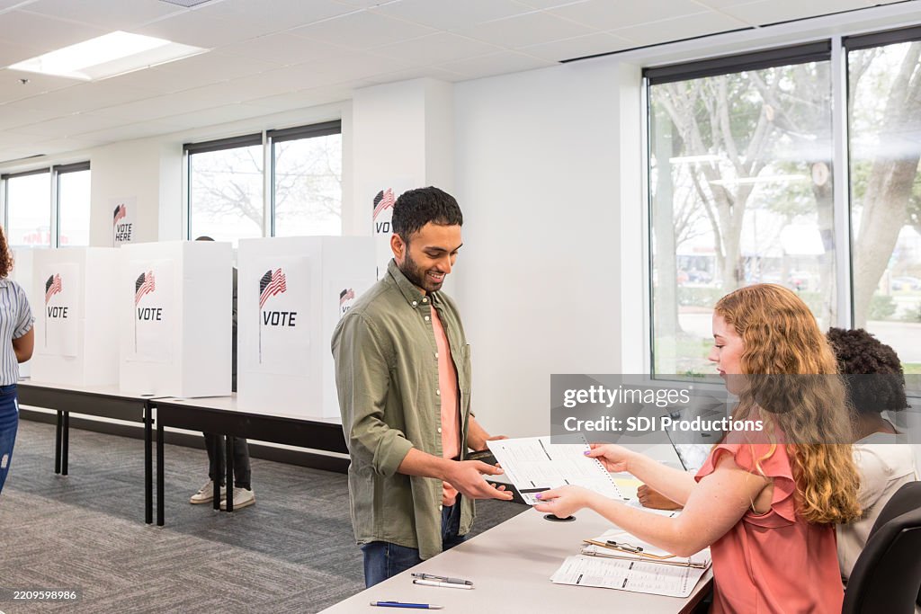 Mann und Frau bei der Stimmabgabe im Wahllokal, USA