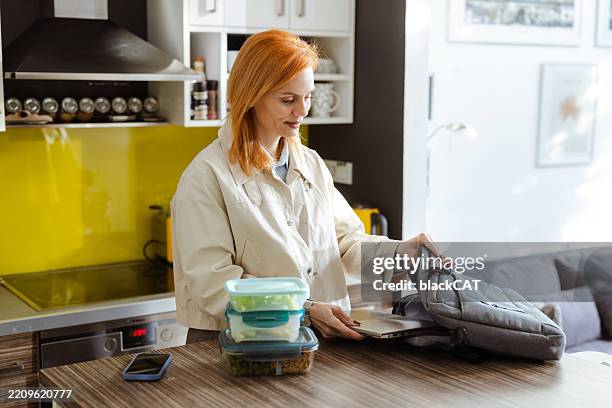 frau bereitet lunchpaket für den tag vor - laptoptasche stock-fotos und bilder